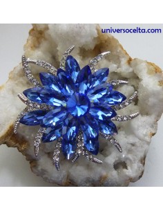 Broche con flor de pedrería...