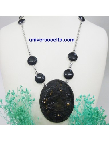 Collar de carbón redefinido con camafeo