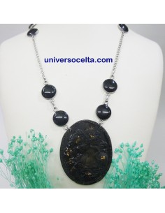 Collar de carbón redefinido con camafeo