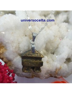 Hórreo asturiano de carbón con cadena