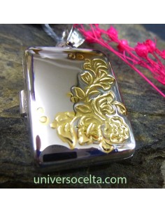 Relicario de plata con motivo floral chapado.